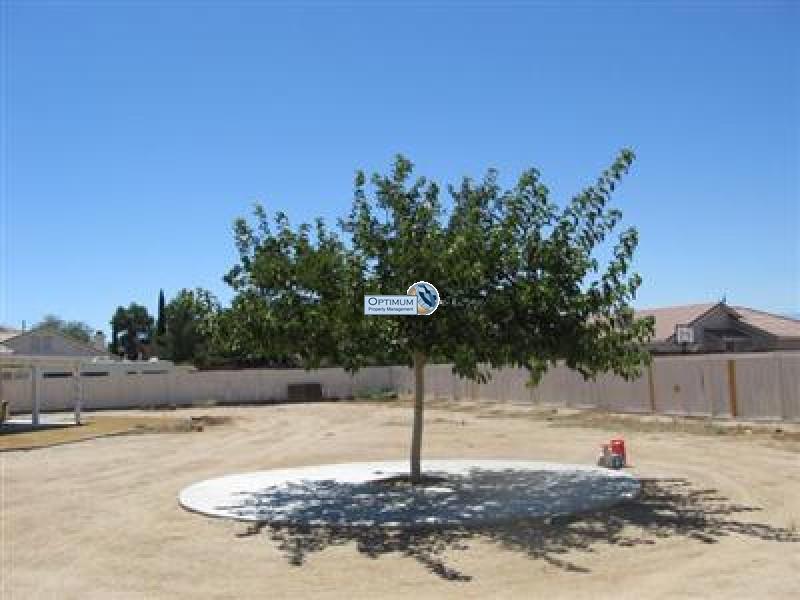 Great victorville home with a large lot 8