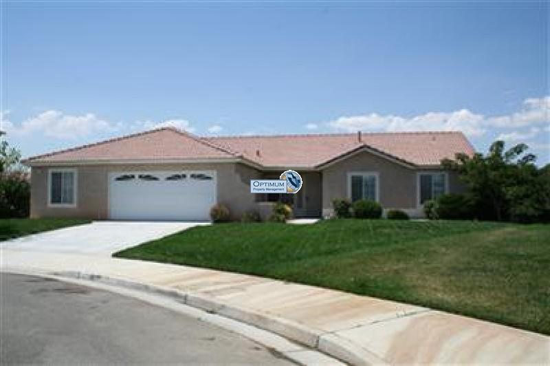 Great victorville home with a large lot 1