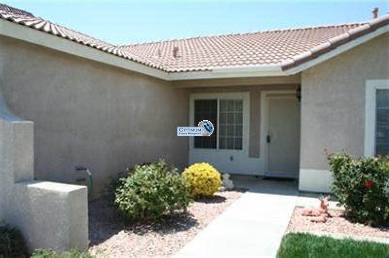 Great victorville home with a large lot 2